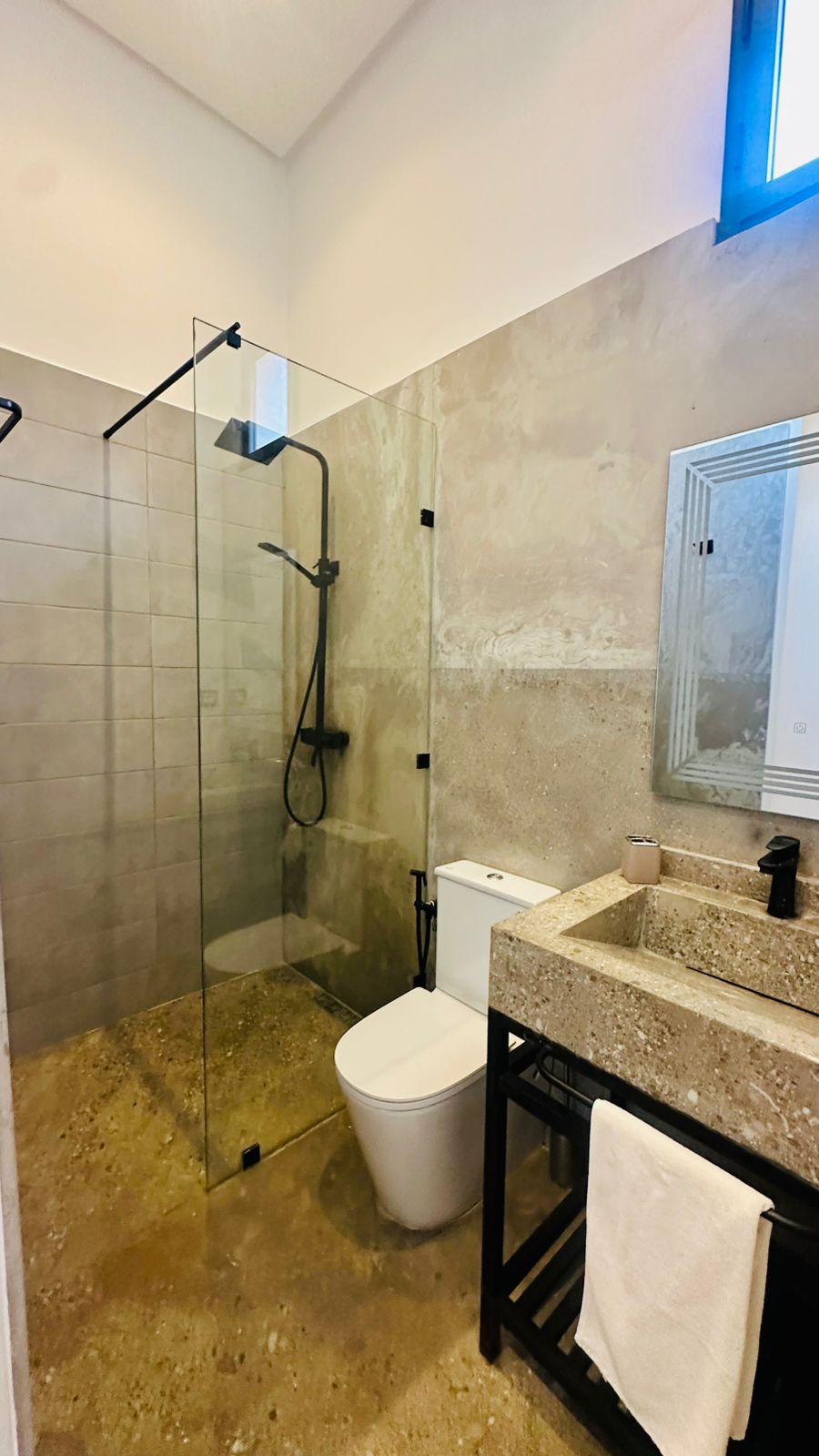 Salle de bain en pierre et douche italienne